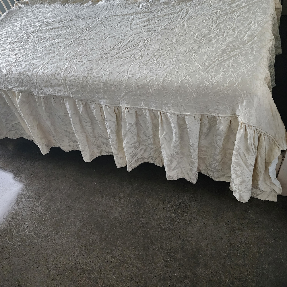 Elegant Cream Bedspreads